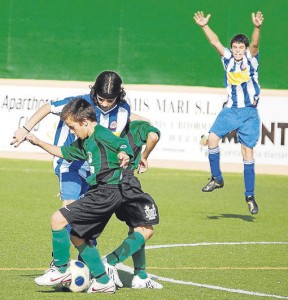 Duelo entre el Sant Jordi Atlètic y la Penya Blanc i Blava.  L.H.