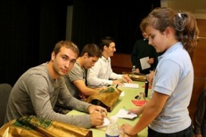 Ayoze, Mattioni y Aduriz firmando autógrafos en el colegio de Palma
