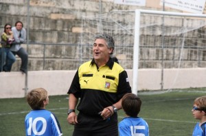 El colegiado del partido con los jugadores