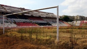 Aspecto reciente del estadio Lluís Sitjar, degradado por el abandono y por el paso del tiempo.  Foto: Tooru Shimada