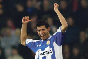 Albert Luque celebra uno de los goles que marcó cuando vestía la camiseta del Deportivo de la Coruña.  Foto: Efe