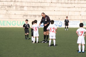 El colegiado con los Capitanes