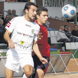 Nacho del Moral trata de marcharse de un jugador del Ciutadella en el choque del pasado domingo.  MOISÉS COPA
