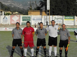 El trío arbitral con los colegiados del partido