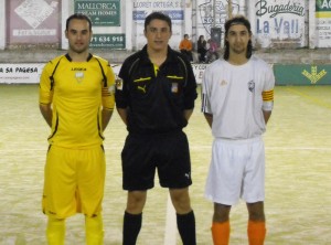 El arbitro con los capitanes del partido