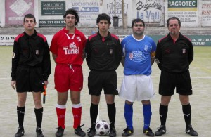 El colegiado con los Capitanes