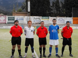 El trío arbitral con los capitanes del partido