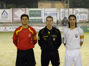 El Colegiado con los capitanes del partido