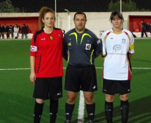 El arbitro con las capitanas del partido