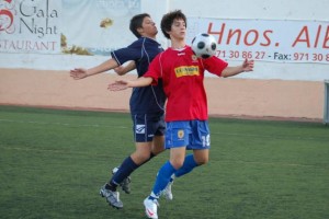 Un jugador del Portmany controla la pelota ante la oposición de un rival del Formentera.  LUIS HERRERA