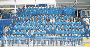 La familia del club rafeler posa en el campo municipal, en el que se celebró la presentación el pasado sábado.  LUIS HERRERA  El Club de Fútbol Sant Rafel presentó el pasado sábado a los nueve equipos y la escuela de iniciación que tiene para la presente temporada 2009-10. En total, 130 jugadores forman parte de la estructura del club rafeler, de los que se encargan alrededor de una veintena de técnicos. El máximo referente del club de Sant Antoni es el conjunto de Tercera División, pero por debajo de él hay uno de veteranos, otro juvenil, el cadete, un infantil, un alevín y dos prebenjamines. Además, el Sant Rafel también dispone de un equipo 