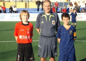 El colegiado con los capitanes del partido