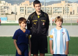 El colegiado con los capitanes del partido