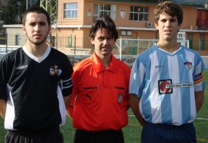 El colegiado con los capitanes del partido