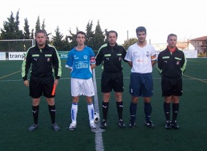 El trio arbitral con los capitanes del partido