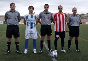 200912120003 El trío arbitral con los capitanes del partido