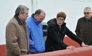 Ángel entre Santos y Chus en el campo del Coll