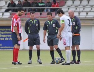 El trío arbitral con los capitanes del encuentro