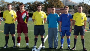 El trío arbitral con los capitanes del partido