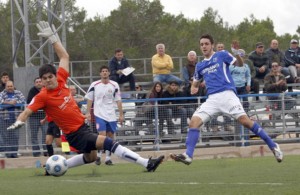 Carlos Fernández, del Sant Rafel, marcándole un gol al Ferreries menorquín.  MOISÉS COPA