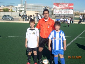 El colegiado con los capitanes del partido