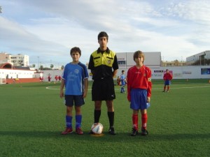 El Colegiado con los capitanes del partido