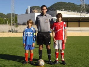 El arbitro con los capitanes del partido