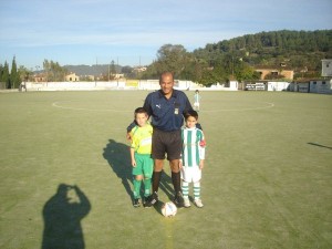 El colegiado con los capitanes del partido