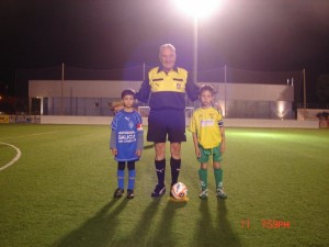 El colegiado con los capitanes del partido