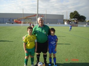 El colegiado con los capitanes del partido