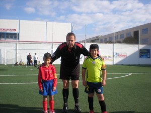 El Colegiado con los capitanes del encuentro