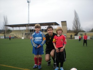 El colegiado con los capitanes del partido