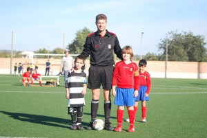 El colegiado con los capitanes del partido