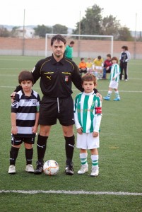 DSC_4935 El colegiado con los capitanes del partido