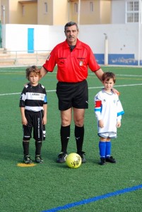 El colegiado con los capitanes del partido