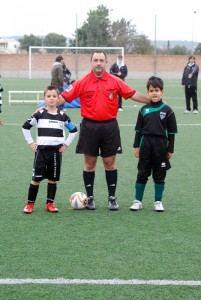 El colegiado con los capitanes del partido