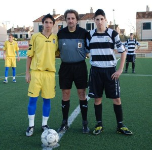 El colegiado con los capitanes del partido