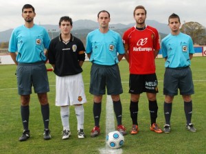 El trío arbitral con los capitanes de los equipos