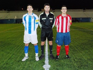 El colegiado con los capitanes del partido