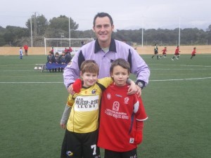 El colegiado con los capitanes del partido