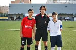 El colegiado con los capitanes de los equipos