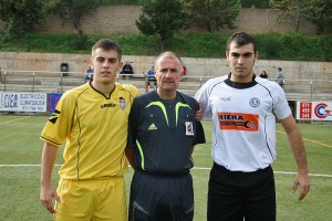 El colegiado con los capitanes del encuentro