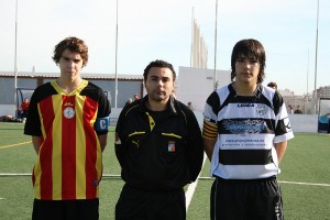 El colegiado con los capitanes del encuentro