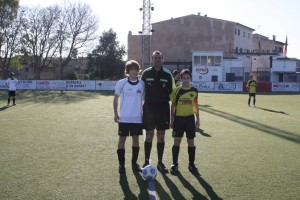 El colegiado con los capitanes del partido