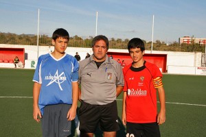 El colegiado con los capitanes del partido