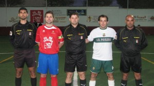 IMG_0247 El trío arbitral con los capitanes del partido