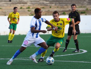 Jugada del partido de ida en el campo del At. Baleares