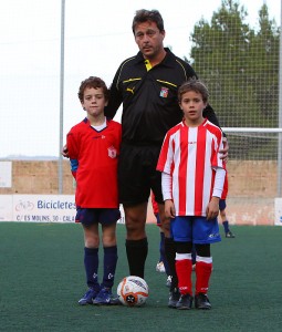 El colegiado con los capitanes del partido