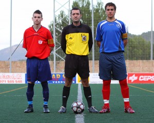 El colegiado con los capitanes del partido