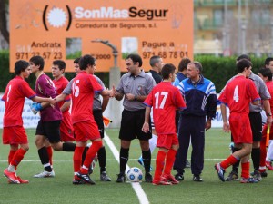 El trío arbitral saludando a los jugadores